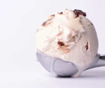 Valgujäätis – osta IRON DUSTist maitsev ja proteiinirikas suupiste